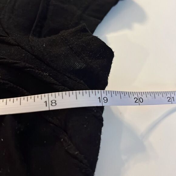 SIMPLY Vera Vera Wang short sleeve black T-shirt with wavy exposed seam design. - Picture 10 of 11